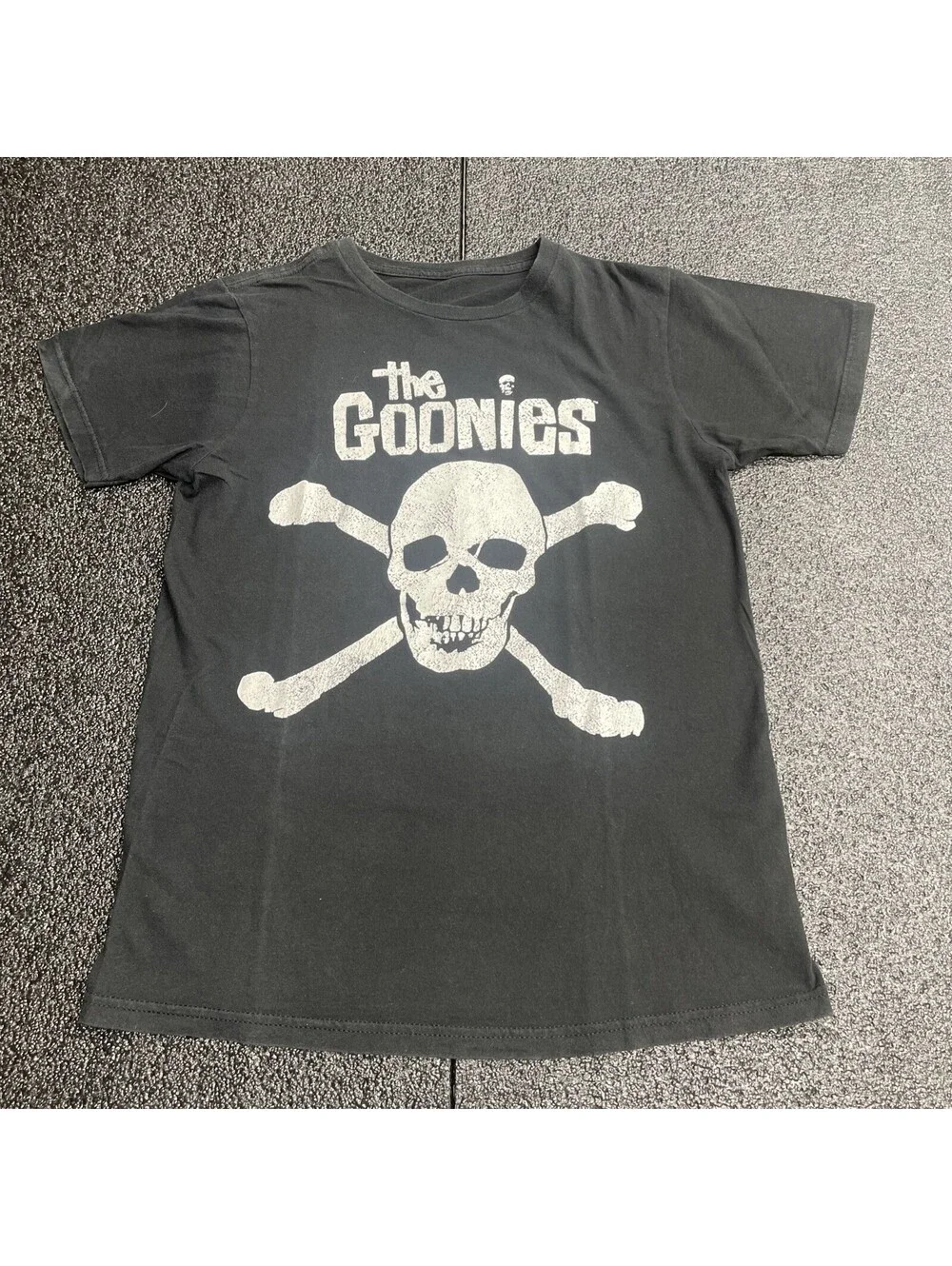 THE GOONIES MEN'S T-SHIRT SIZE XL PIRATE FLAG SKULL & CROSSBONES BLACK OFFICIAL